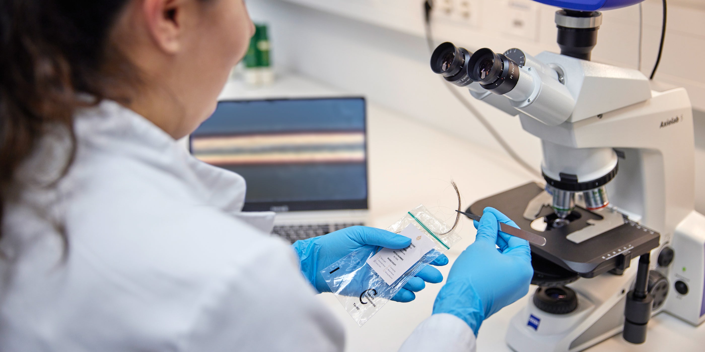 laboruntersuchung-haarprobe-mit-mikroskop-analyse