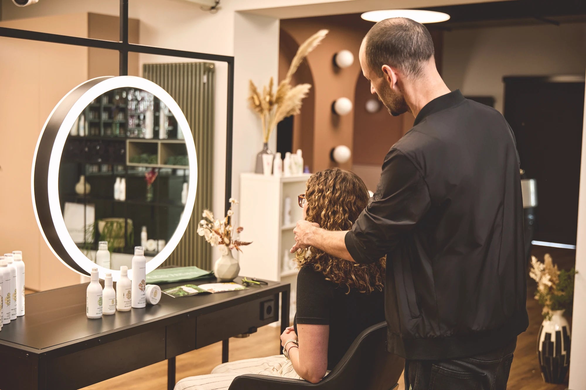 Hairstylist berät Kundin im Salon