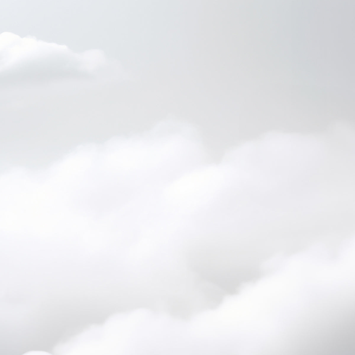 weiße-wolken-im-himmel-mit-weichem-licht